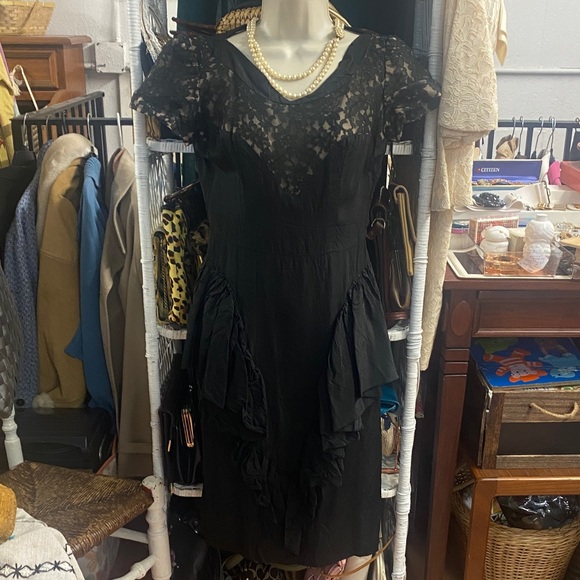 Vintage 1940’s/50’s- Elegant Black  Dress - lace bodice- side metal zipper- XS - Picture 1 of 11